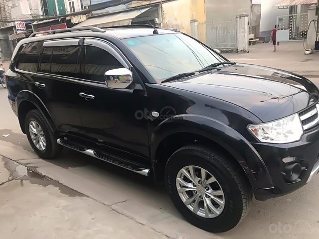 Cần bán gấp Mitsubishi Pajero năm 2017, màu đen xe gia đình