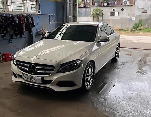 Cần bán Mercedes C200 sản xuất năm 2017, màu trắng