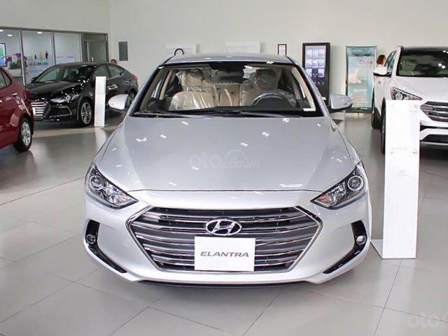 Bán xe Hyundai Elantra 1.6 MT 2018, màu bạc 