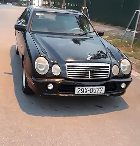 Cần bán gấp Mercedes E230 AT đời 1996, màu đen, xe nhập như mới 