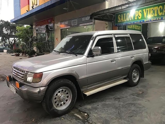 Cần bán Mitsubishi Pajero 3.0 đời 2001, màu bạc giá cạnh tranh