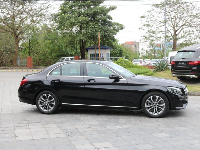 Bán Mercedes C200 đăng kí 2018, màu đen, hộp số 9 cấp, call 0934299699, chính hãng xuất hóa đơn cao