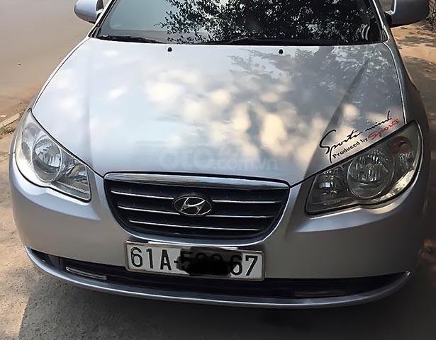 Bán xe Hyundai Elantra đời cuối 2009, màu bạc, nội thất màu kem, số tay, máy xăng, odo 120000 km