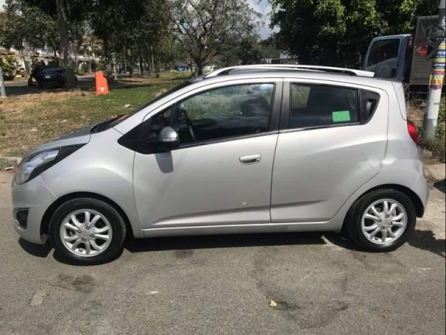 Cần bán gấp Chevrolet Spark đời 2015, màu bạc