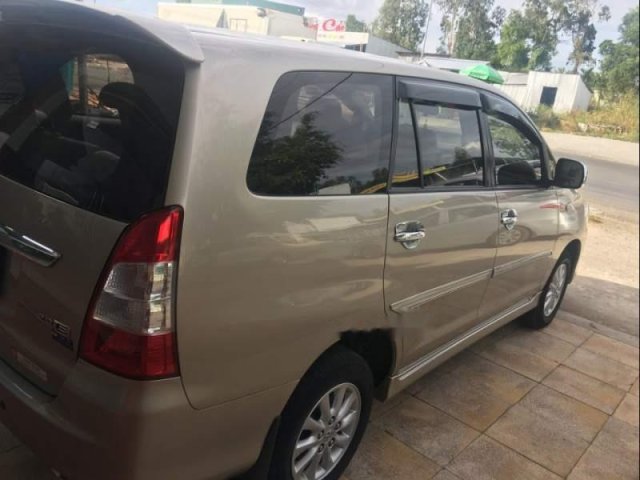 Cần bán Toyota Innova sản xuất năm 2013, màu vàng xe gia đình0