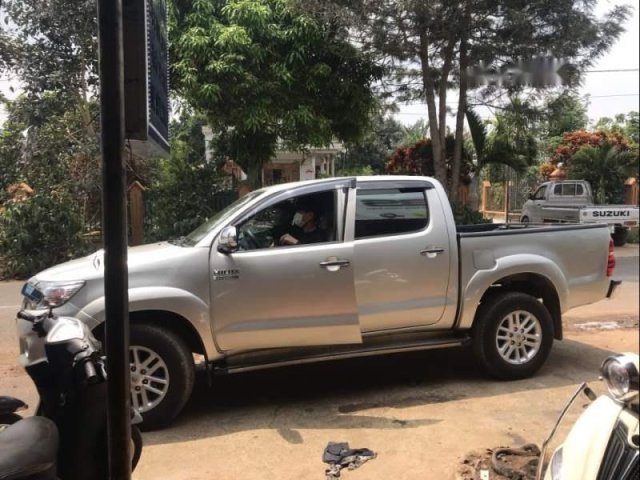 Cần bán lại xe Toyota Hilux năm sản xuất 2012, màu bạc, đẹp leng keng0