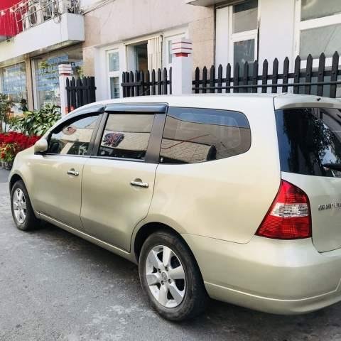 Bán ô tô Nissan Grand livina sản xuất năm 2011, màu vàng, chính chủ giá cạnh tranh