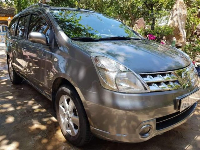 Cần bán Nissan Grand Livina đời 2011, màu xám, xe nhập