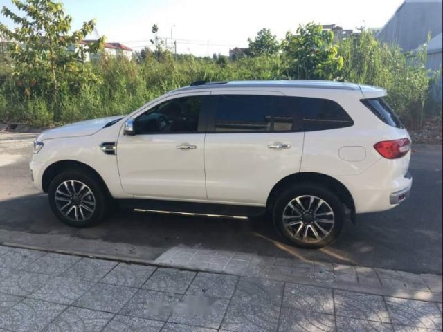 Cần bán gấp Ford Everest Titanium đời 2018, màu trắng, nhập khẩu