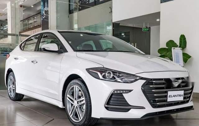 Cần bán Hyundai Elantra đời 2019, màu trắng, giá chỉ 540 triệu