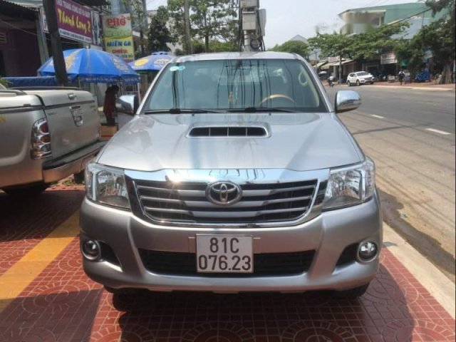 Bán Toyota Hilux sản xuất năm 2014, màu bạc, nhập khẩu 