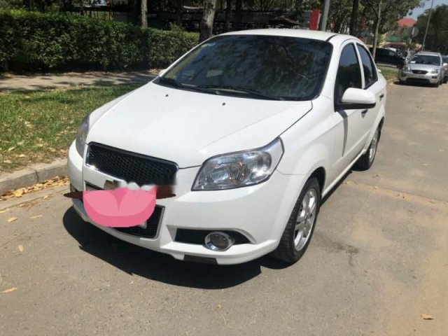 Cần bán lại xe Chevrolet Aveo AT năm 2017, màu trắng