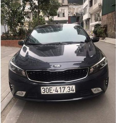 Cần bán lại xe Kia Cerato 2017, màu xanh đen, giá chỉ 585 triệu