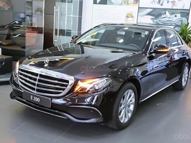 Cần bán Mercedes E200 đời 2018, màu đen