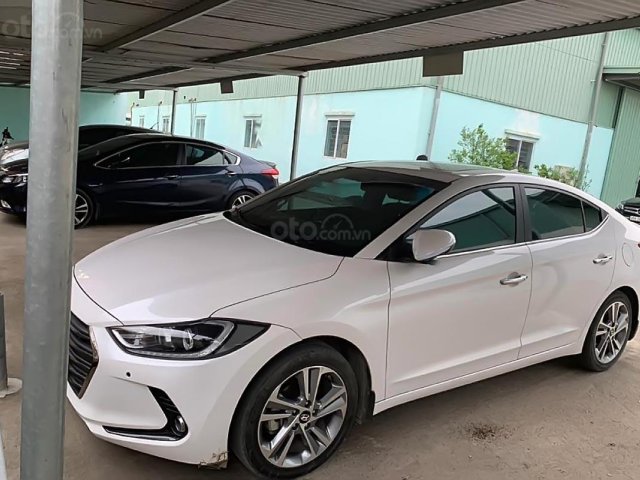 Bán xe Hyundai Elantra 1.6 AT đời 2017, màu trắng chính chủ