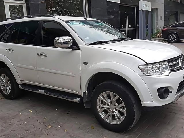 Cần bán xe Mitsubishi Pajero Sport màu trắng sản xuất 2015, số tự động, máy xăng, odo 48000 km