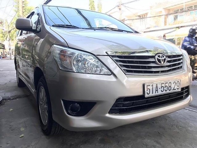 Cần bán xe Toyota Innova 2.0E đời 2013 màu nâu, xe còn rất mới, rất đẹp