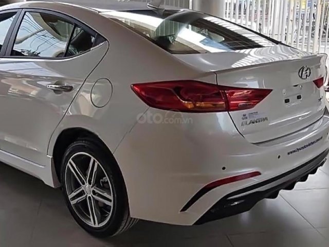 Bán xe Hyundai Elantra đời 2018, xe mới 100%, màu trắng, nội thất màu đen, số tự động, máy xăng, bản Sport