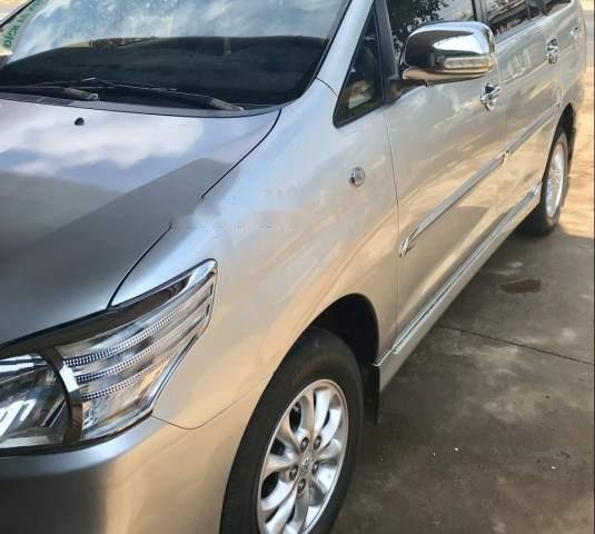 Bán gấp Toyota Innova E 2015, màu bạc, giá chỉ 555 triệu 