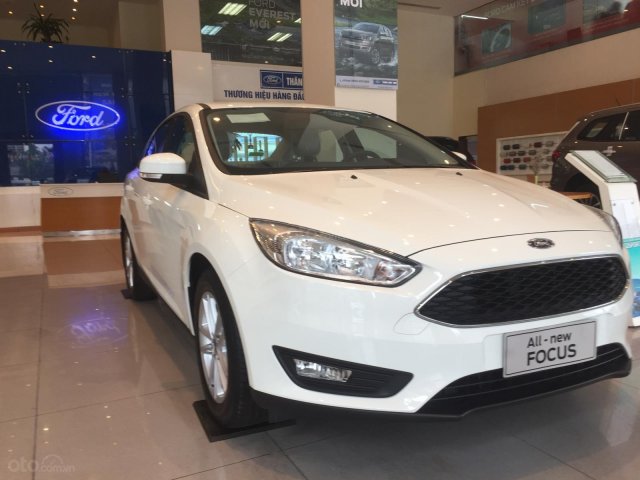 Bán Ford Focus đời 2019, màu trắng, 560tr0