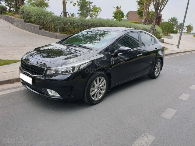 Cần bán gấp Kia Cerato 1.6 MT đời 2017, màu đen như mới