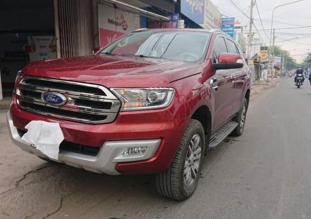 Cần bán lại xe Ford Everest đời 2017, màu đỏ, xe nhà không chạy dịch vụ, mua mới 100% từ đầu