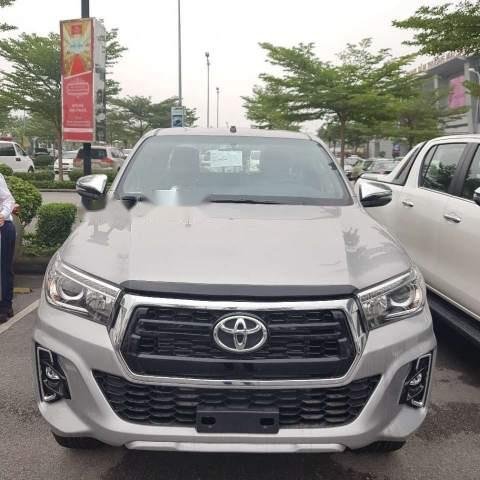 Cần bán xe Toyota Hilux 2.8 AT sản xuất năm 2019, màu bạc, nhập khẩu0