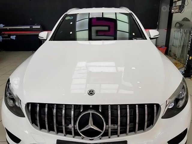 Cần bán gấp Mercedes GLC 250 năm sản xuất 2017, màu trắng 