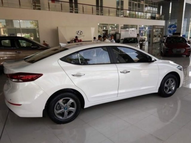 Bán xe Hyundai Elantra 1.6MT đời 2019, màu trắng
