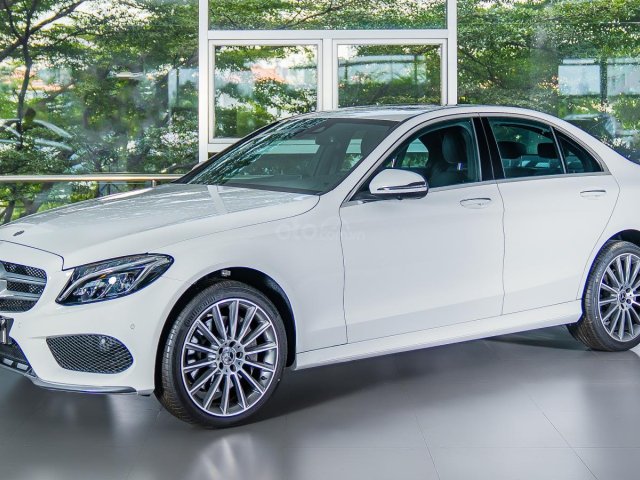 Cần bán Mercedes C300 AMG đăng ký 08.2018, màu trắng. Bảo hành dài đến 2021