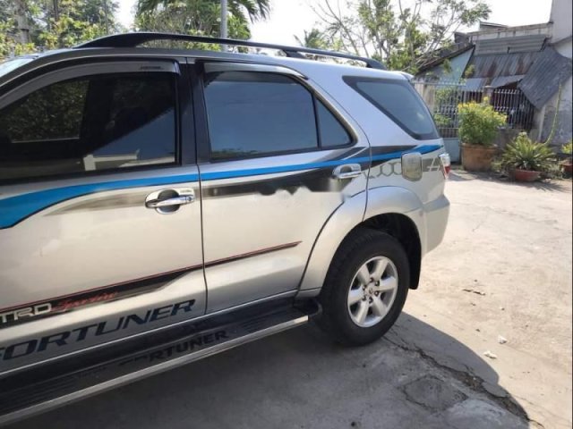 Bán Toyota Fortuner năm sản xuất 2011, màu bạc giá cạnh tranh0