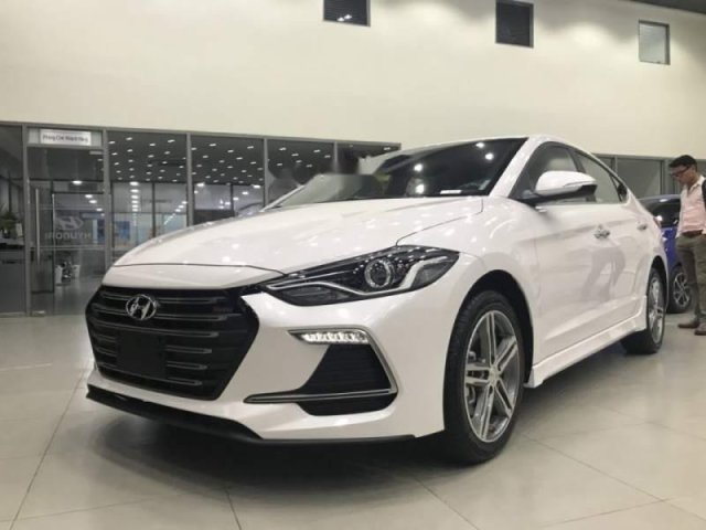 Cần bán Hyundai Elantra đời 2019, màu trắng, giá tốt