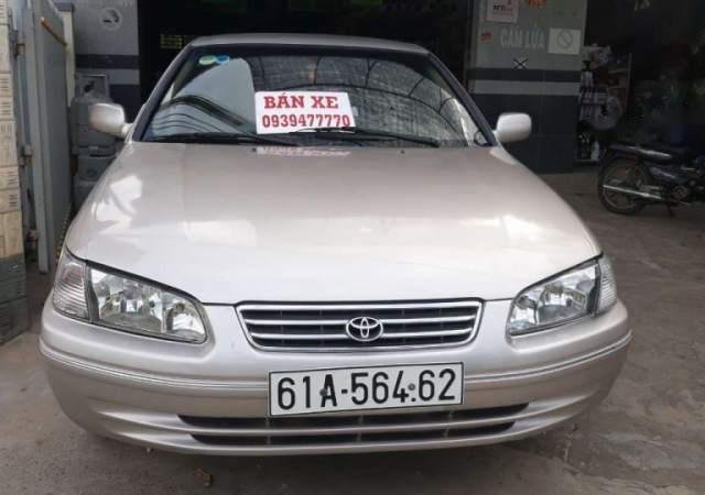 Bán Toyota Camry GLi năm 2001, màu vàng cát, 2 ghế điện0