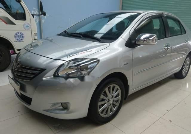 Cần bán lại xe Toyota Vios sản xuất 2012, màu bạc xe gia đình0