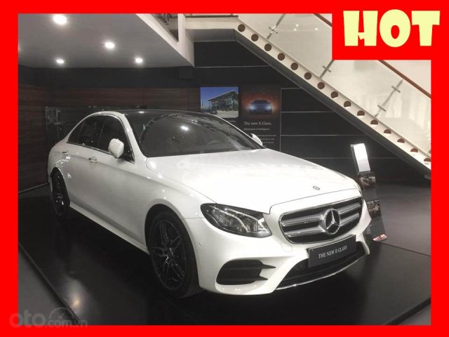 Bán xe Mercedes E300 trắng/đen 2017 chính hãng, trả trước 800 trệu nhận xe