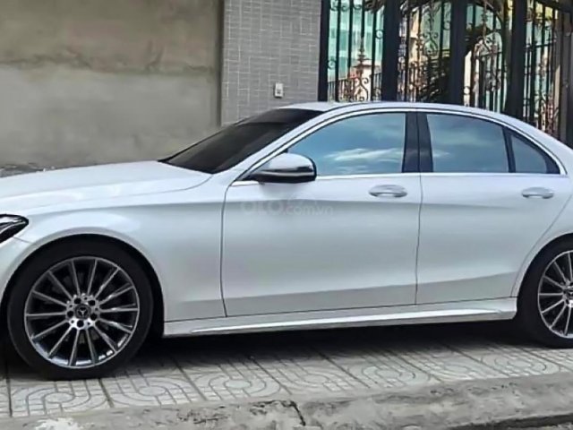 Bán xe Mercedes C300 AMG 2017, màu trắng, giá tốt0