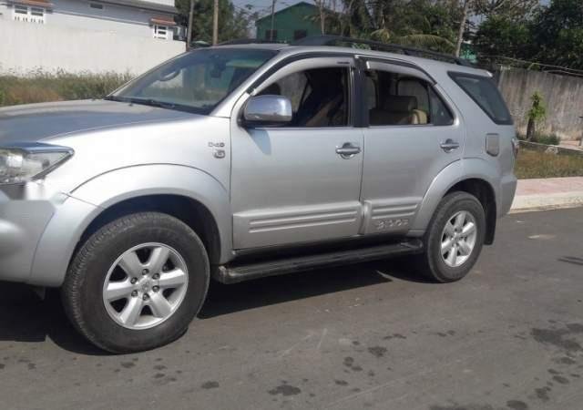 Cần bán xe Toyota Fortuner sản xuất năm 2009, màu bạc0