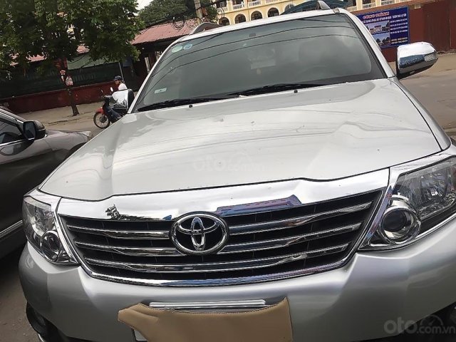 Cần bán Toyota Fortuner 2.7V 4x2 AT đời 2014, màu bạc còn mới