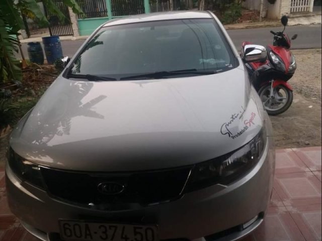 Cần bán xe Kia Forte đời 2010, màu trắng số sàn, giá tốt