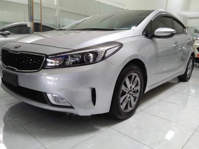 Bán xe Kia Cerato năm 2017, màu bạc, số sàn giá cạnh tranh0