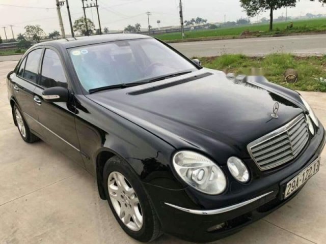 Cần bán Mercedes C200 đời 2004, màu đen