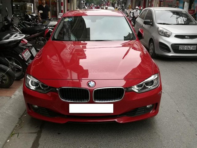 Cần bán xe BMW 320i sản xuất 2012 màu đỏ