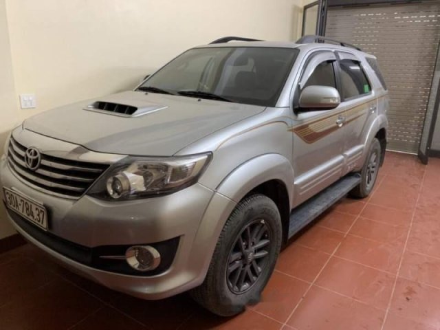 Bán Toyota Fortuner đời 2015, màu bạc xe gia đình, giá 820tr