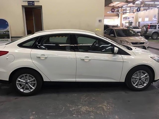 Bán gấp Ford Focus năm sản xuất 2018, màu trắng như mới