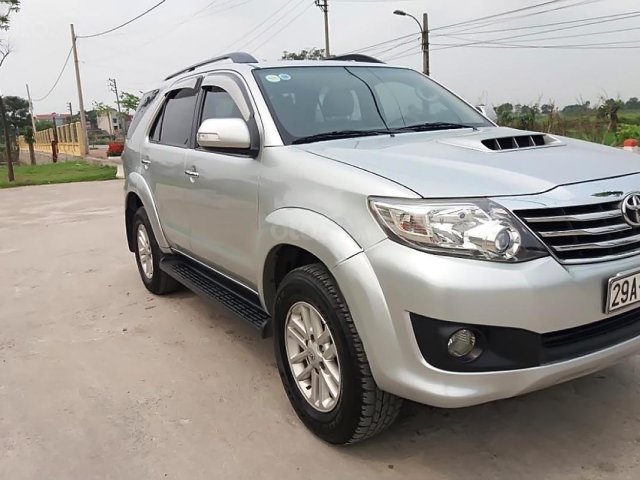 Bán xe Toyota Fortuner G đời 2013, màu bạc số sàn giá cạnh tranh0