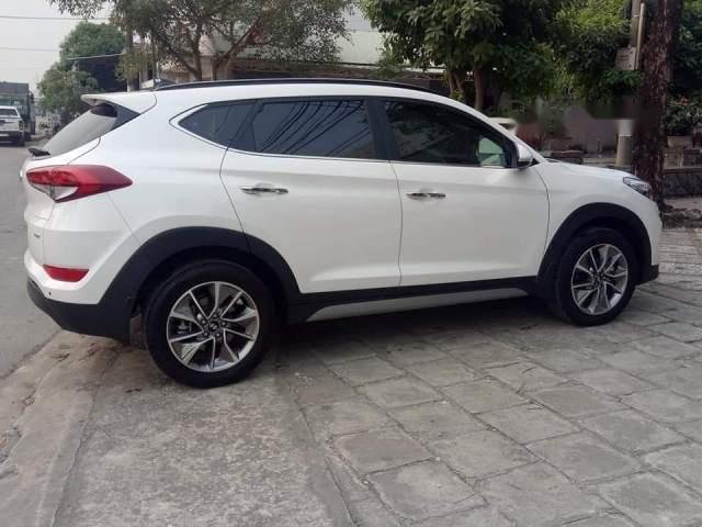 Cần bán xe Hyundai Tucson năm 2018, màu trắng, nhập khẩu xe gia đình0