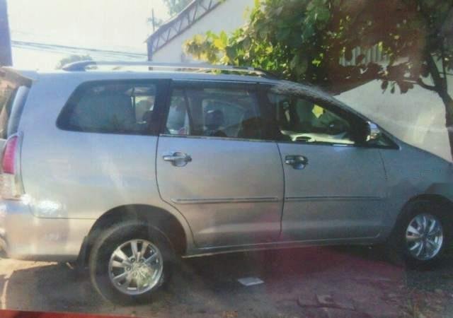 Cần bán gấp Toyota Innova năm 2006, màu bạc số sàn, 260tr