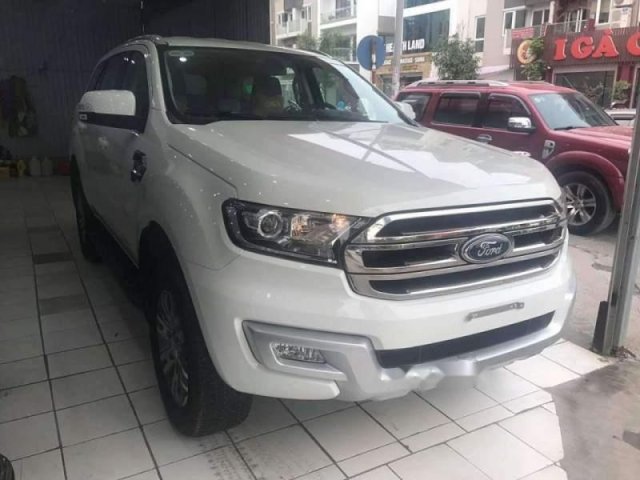 Bán gấp Ford Everest năm 2017, màu trắng, nhập khẩu như mới