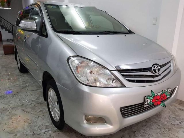 Cần bán lại xe Toyota Innova V năm 2011, màu bạc chính chủ