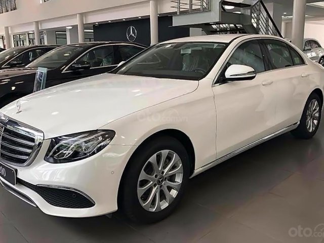 Cần bán Mercedes E200 sản xuất 2019, màu trắng, xe mới 100%